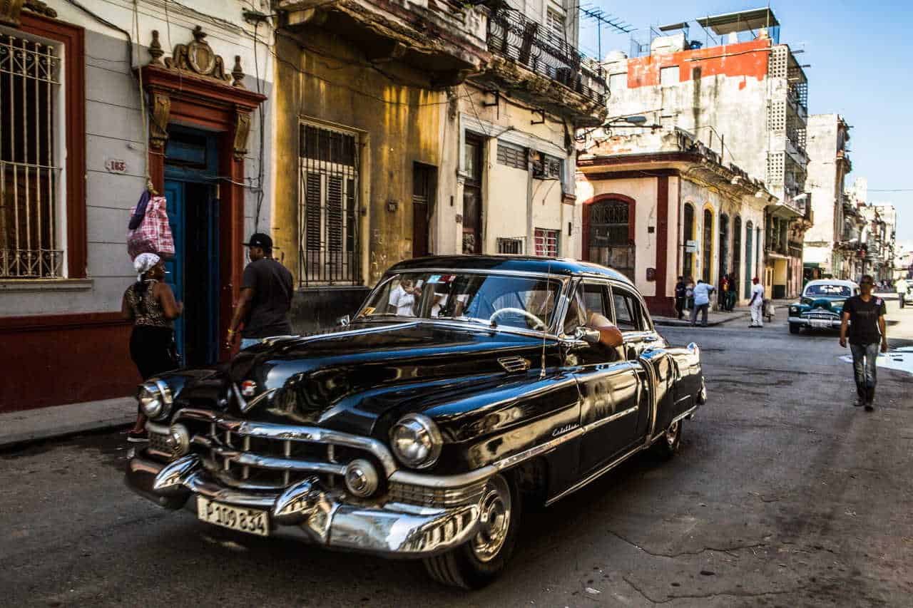 Schwarzes Auto in Alt-Havanna