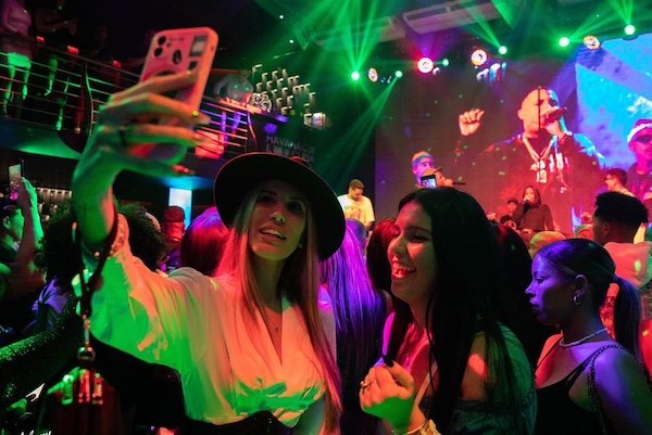 Miramar'daki El Johnny Club'da selfie çeken kız arkadaşlar