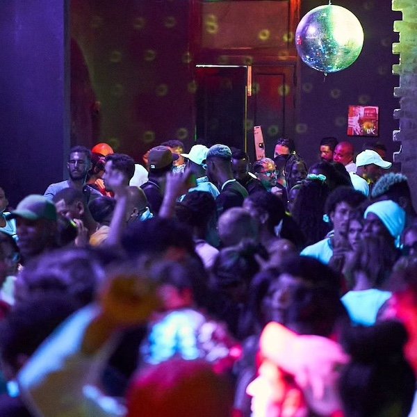 Havana'daki EFE Bar'da bir gece dışarıda eğlenen gençler