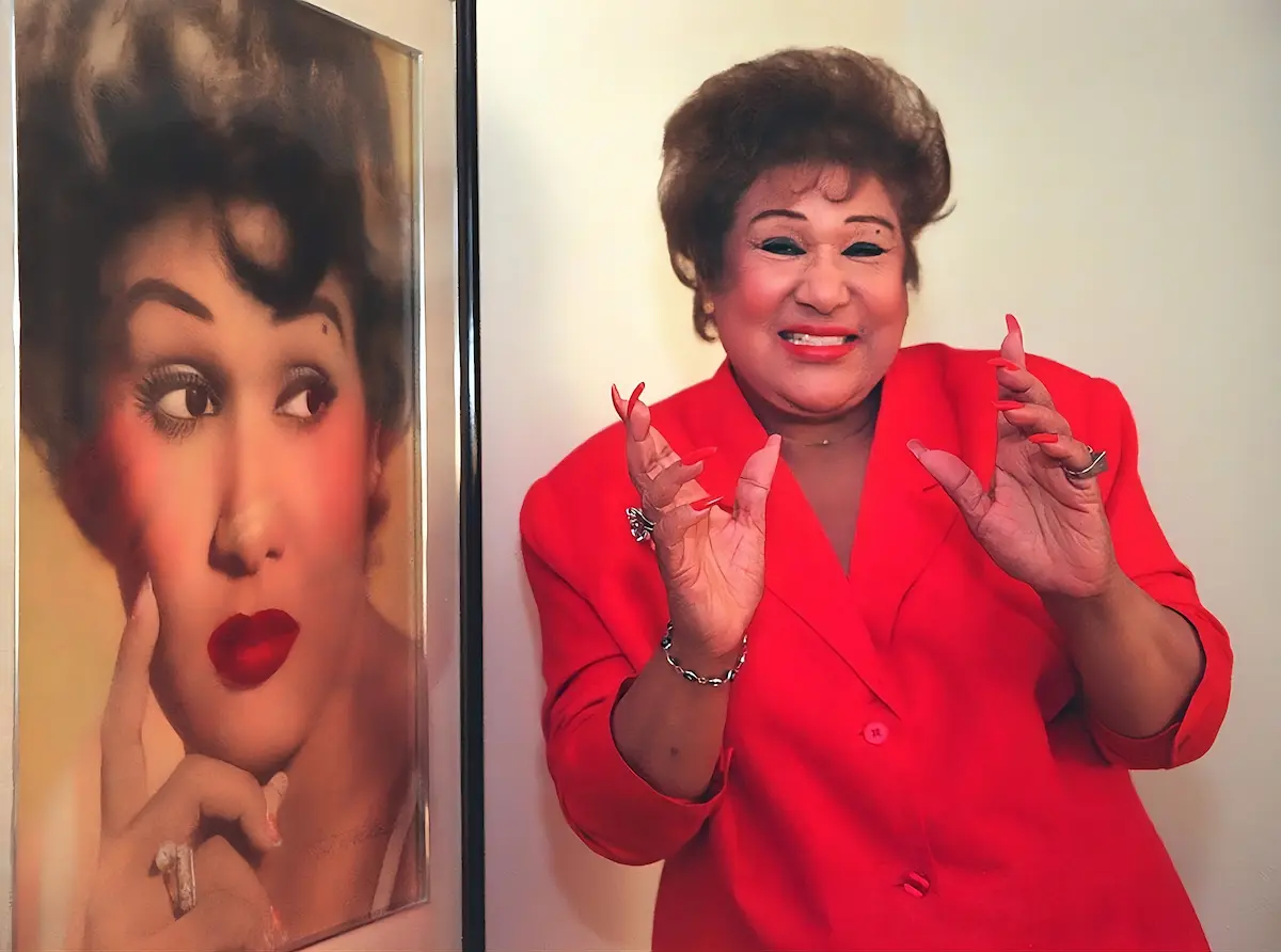 Olga Guillot Posando Ao Lado De Seu Retrato, Lendária Cantora Cubana De Boleros De Santiago De Cuba