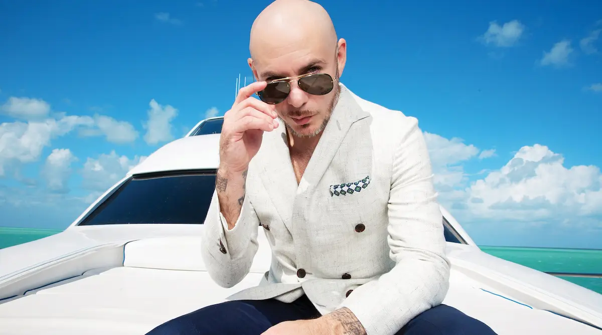 Pitbull Em Um Iate De Luxo Em Miami, Ícone Da Música Cubano-Americana