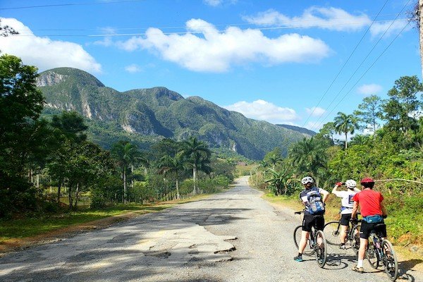 Ciclistas do lado de fora de Las Terrazas