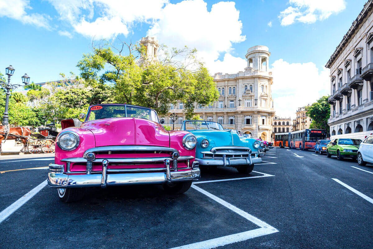 otomobi̇ller klasi̇k retro chevrolet farkli renklerde parlak estan estacionados frente al museo nacional bellas artes plaza cerca monumento jose marti