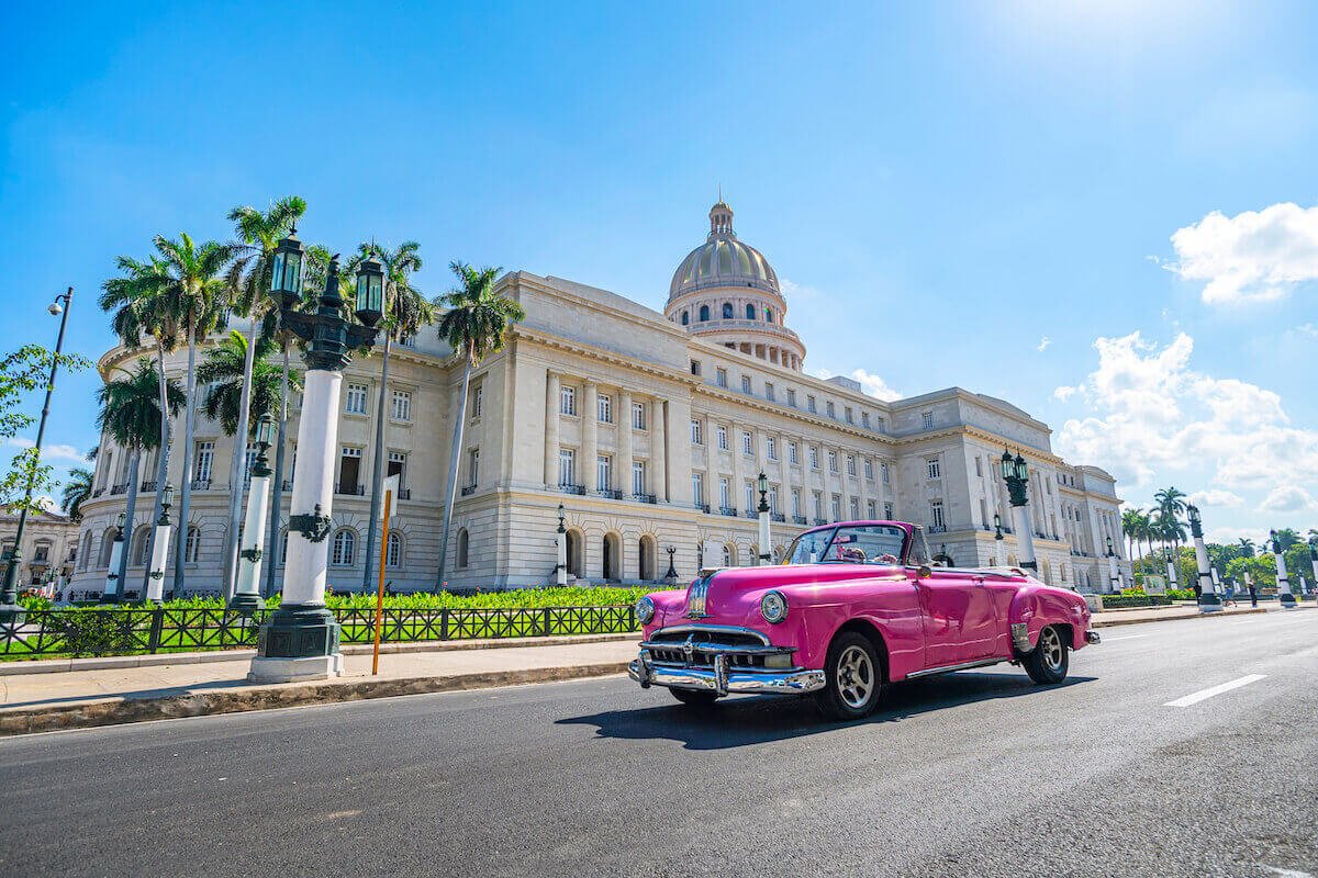 antiguo coche descapotable vintage capitolio