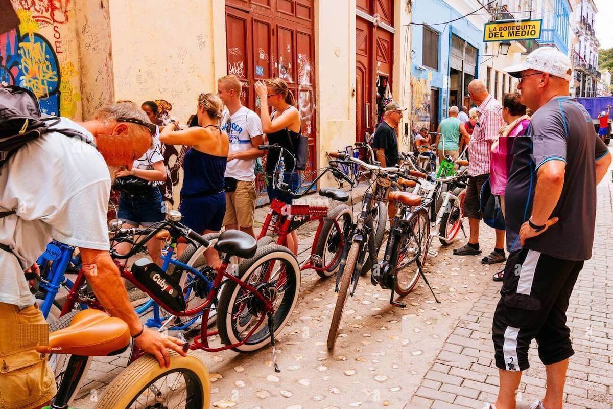 la gente alquila bicicletas en un tour por la calle de la ciudad la habana la habana cuba